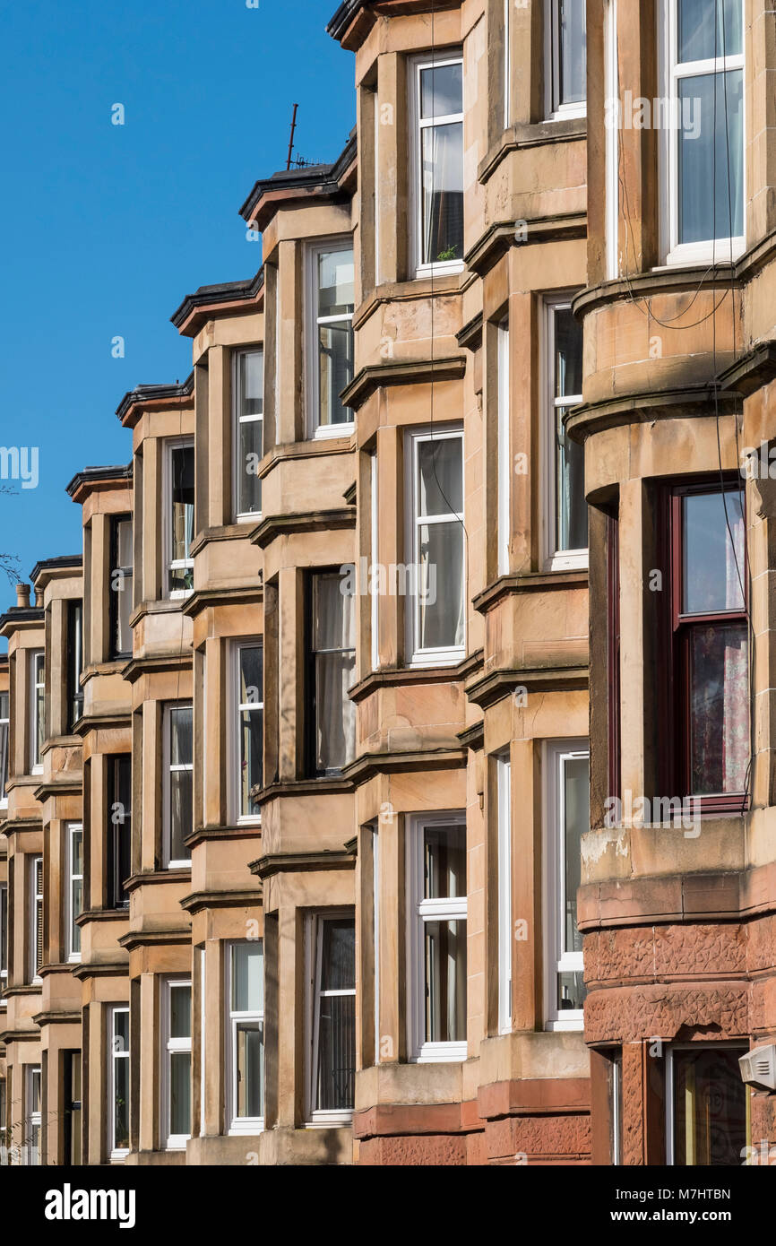 Vista della fila di arenaria tradizionale tenement edifici di appartamenti a Glasgow West End, Scotland, Regno Unito Foto Stock