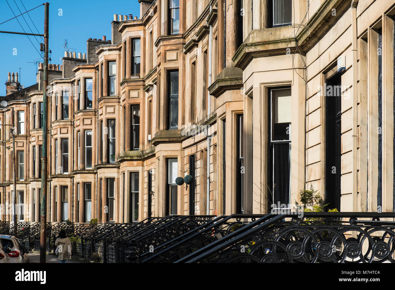 Vista della fila di arenaria tradizionale tenement edifici di appartamenti a Glasgow West End, Scotland, Regno Unito Foto Stock