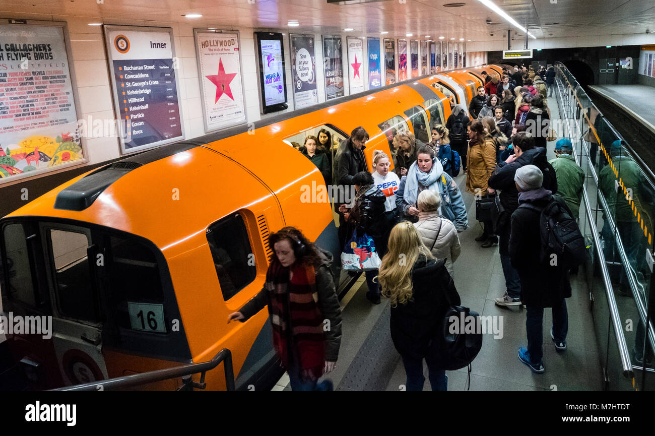 Vista della metropolitana e del treno passeggeri presso la stazione della metropolitana sulla piattaforma di Glasgow Subway system , Scozia, Regno Unito Foto Stock