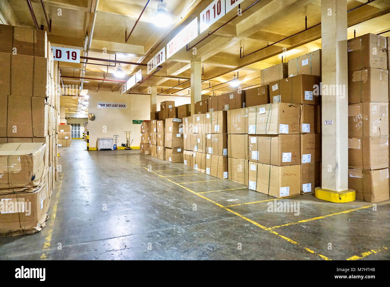 Foglie di tabacco blocchi memorizzati nel reparto principale presso la Imperial Tobacco, Nottingham, Inghilterra. Foto Stock