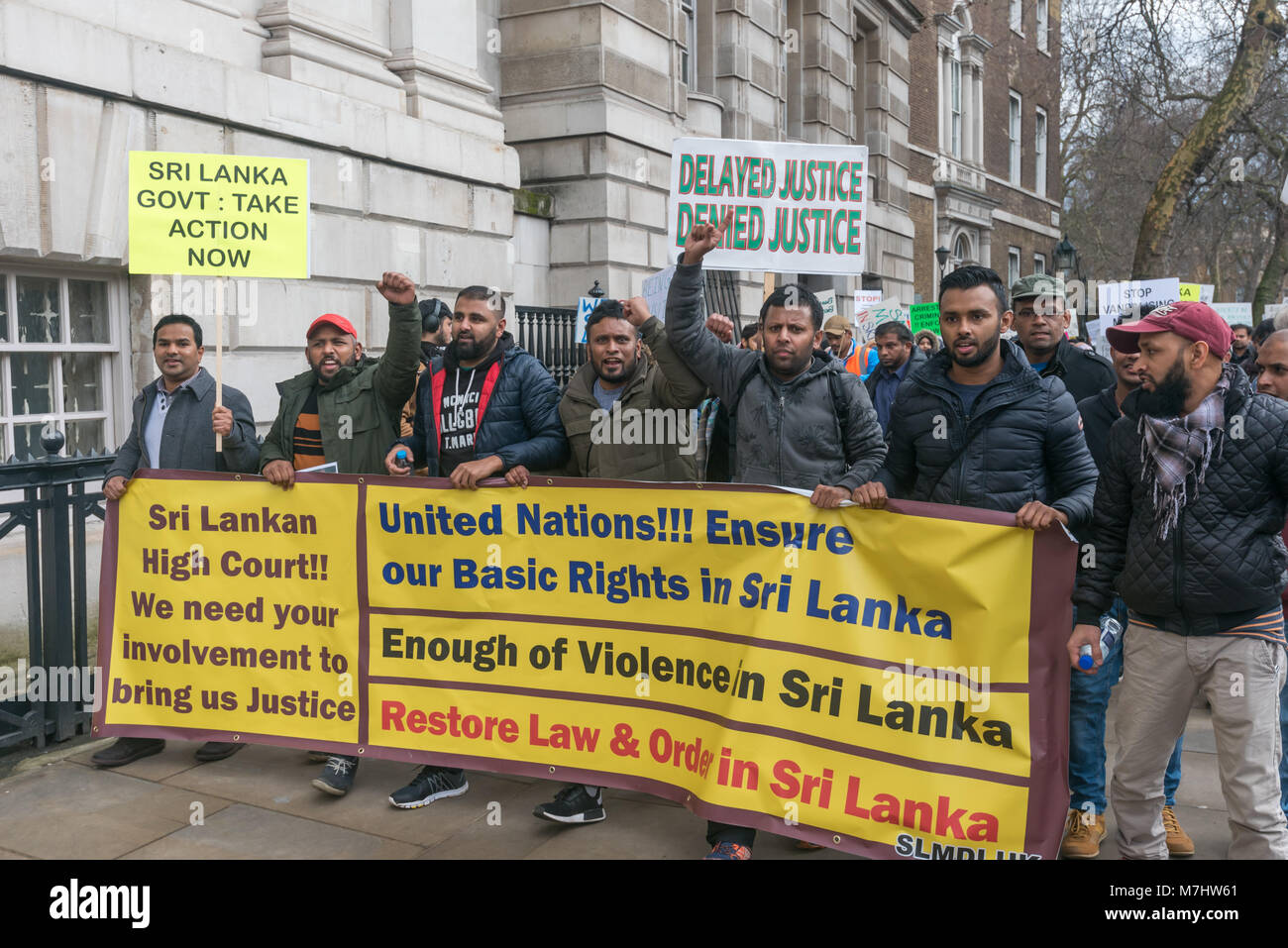 Londra, Regno Unito. Il 10 marzo 2018. Cingalesi tamil si sono riuniti per un rally a Downing St per protestare contro il perdurare della violenza da buddista mobs in quartieri musulmani intorno a Kandy che hanno distrutto negozi e ristoranti nonostante lo stato di emergenza dichiarato di martedì scorso con un coprifuoco e il dispiegamento di soldati in città nella travagliata area. In una simile violenza il mese scorso una moschea è stata distrutta. Il governo ha anche chiuso siti di media sociali che dicono che sono state utilizzate per organizzare la violenza. Credito: Peter Marshall / Alamy Live News Foto Stock