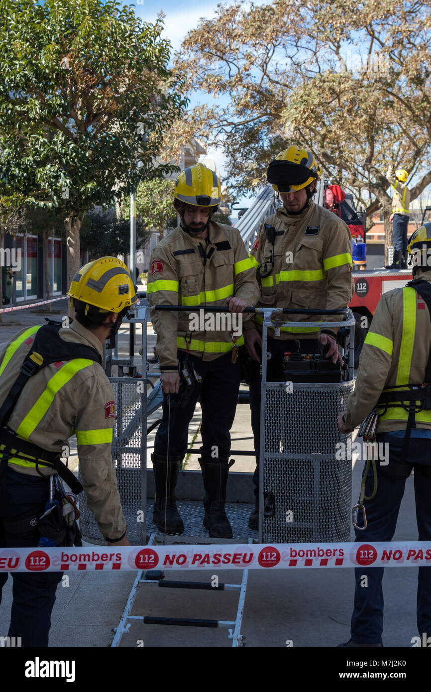 Palamos, Spagna. 10 marzo, 2018. Vigili del fuoco mostra sul villaggio Palamos. Il salvataggio di una persona ferita da una casa con un grande gru. Marzo 10, 2018 , Spagna Credito: Arpad Radoczy/Alamy Live News Foto Stock