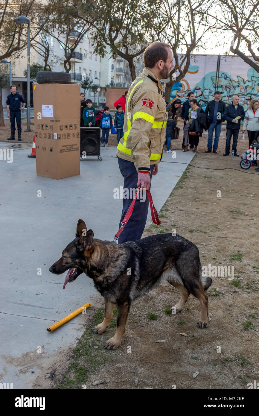 Palamos, Spagna. 10 marzo, 2018. Vigili del fuoco mostra sul villaggio Palamos Marzo 10, 2018 , Spagna Credito: Arpad Radoczy/Alamy Live News Foto Stock