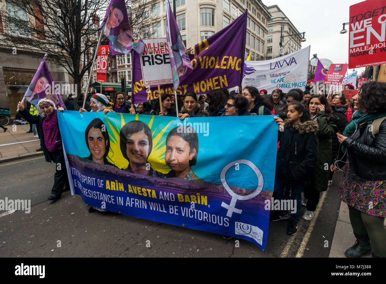 Londra, Regno Unito. Il 10 marzo 2018. Donne curde marzo attraverso Londra dietro un banner di sostenere le donne combattenti in Siria in marzo contro la violenza maschile contro le donne, parte dei milioni di donne luogo movimento contro la pandemia globale della violenza maschile contro le donne. Decimo Mar, 2018. Molti portato cartelloni femminista e non ci sono stati gruppi provenienti da diverse organizzazioni di donne in tutto il paese, compreso da varie comunità etniche. Essi sono stati marciare lungo Oxford St per un rally in Trafalgar Square. Peter Marshall credito IMAGESLIVE: Peter Marshall / ImagesLive/ZUMA filo/Alamy Live News Foto Stock