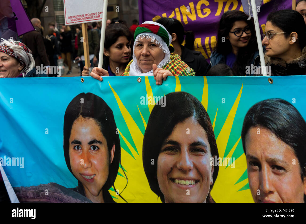 Londra, Regno Unito. Il 10 marzo 2018. Donne curde marzo attraverso Londra dietro un banner di sostenere le donne combattenti in Siria in marzo contro la violenza maschile contro le donne, parte dei milioni di donne luogo movimento contro la pandemia globale della violenza maschile contro le donne. Decimo Mar, 2018. Molti portato cartelloni femminista e non ci sono stati gruppi provenienti da diverse organizzazioni di donne in tutto il paese, compreso da varie comunità etniche. Essi sono stati marciare lungo Oxford St per un rally in Trafalgar Square. Peter Marshall credito IMAGESLIVE: Peter Marshall / ImagesLive/ZUMA filo/Alamy Live News Foto Stock