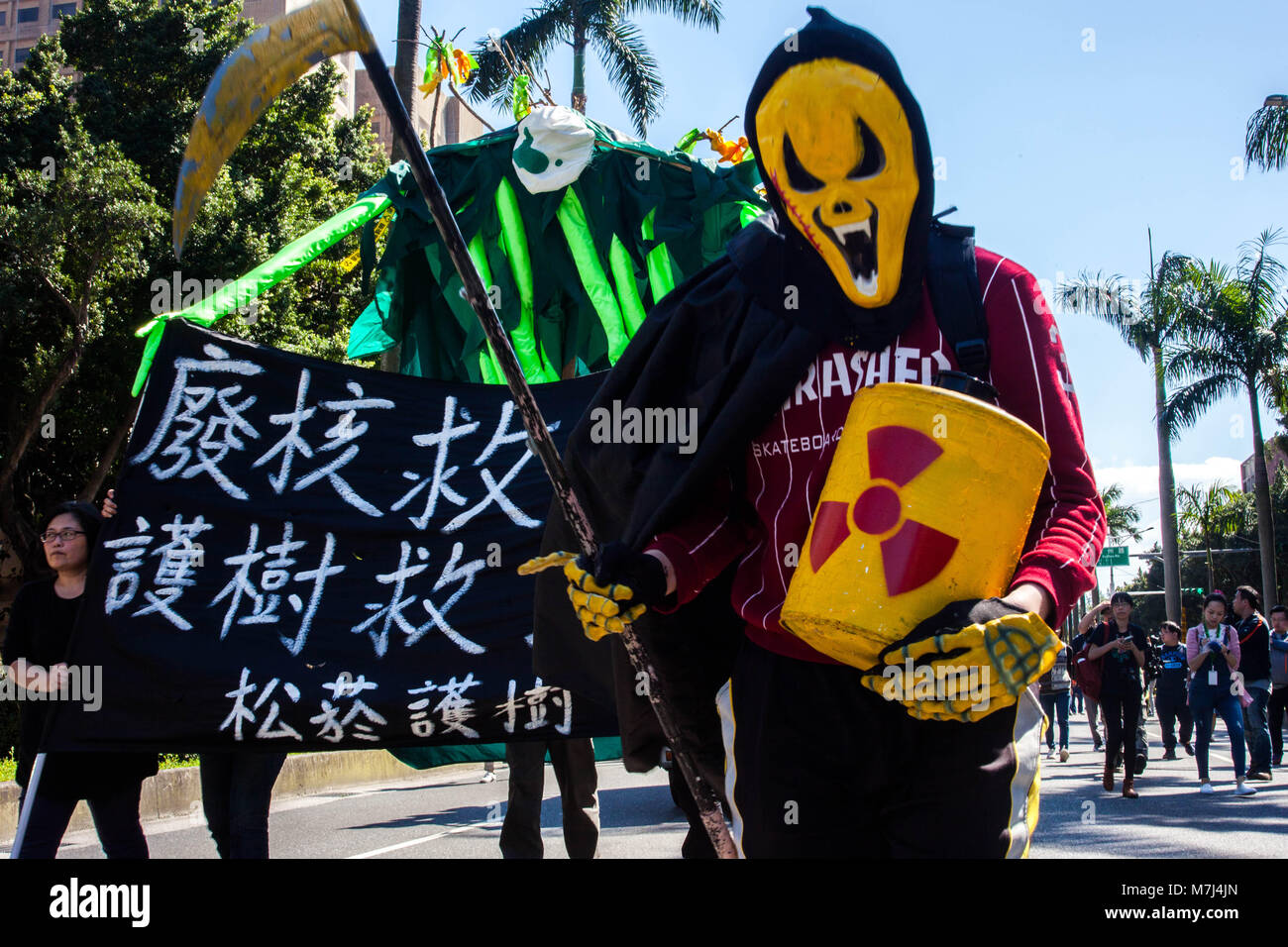 Taipei, Taiwan. Undicesimo Mar, 2018. Un travestito attivista Anti-Nuclear prende parte in una relazione annua di protestare contro l' uso dell' energia nucleare di fronte alla carica presidenziale in Taipei City.centinaia di manifestanti hanno inscenato una Anti-Nuclear rally di Taiwan alla domanda il governo dell'isola onorare la sua promessa alla fine l'impiego dell'energia atomica per il 2025. Credito: Jose Lopes Amaral SOPA/images/ZUMA filo/Alamy Live News Foto Stock