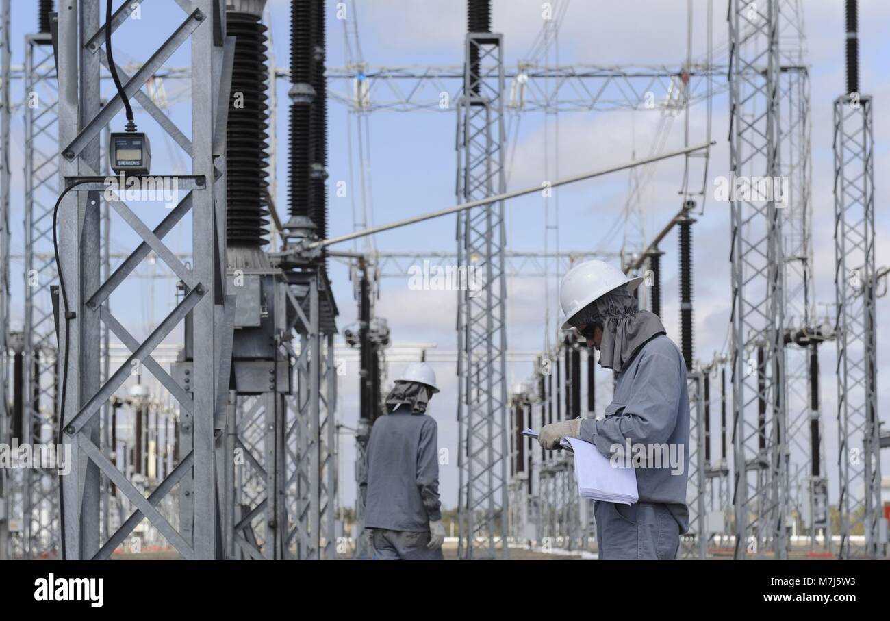 (180311) -- Pechino, 11 marzo 2018 (Xinhua) -- File foto scattata nel Luglio 23, 2013 mostra che i lavoratori del Brasile centrale Centro di Esercizio e manutenzione della griglia di Stato Brasile Azienda effettuare ispezioni di routine di una sottostazione elettrica in Luziania, Brasile. Griglia di stato Brasile Holding, una filiale della Cina il membro Grid Corporation che è stato istituito nel luglio 2010, si concentra principalmente sulla trasmissione di potenza e la conversione in Brasile. La Cina sta assumendo una posizione di leader in strategica hi-tech settori. Esso contribuirà a migliorare la forza nel campo della scienza e della tecnologia nei prossimi anni per creare più opportuniti Foto Stock