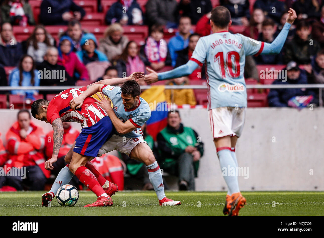 Nemanja Radoja (Celta de Vigo) combatte per il controllo di palla con Victor Machin VITOLO (Atletico de Madrid), La Liga match tra Atlético de Madrid vs Celta de Vigo a Wanda Metropolitano stadium in Madrid, Spagna, 11 marzo 2018. Credito: Gtres Información más Comuniación on line, S.L./Alamy Live News Foto Stock Nemanja Radoja (Celta de Vigo) combatte per il controllo di palla con Victor Machin VITOLO (Atletico de Madrid), La Liga match tra Atlético de Madrid vs Celta de Vigo a Wanda Metropolitano stadium in Madrid, Spagna, 11 marzo 2018. Credito: Gtres Información más Comuniación on line, S.L./Alamy Live News Foto Stock