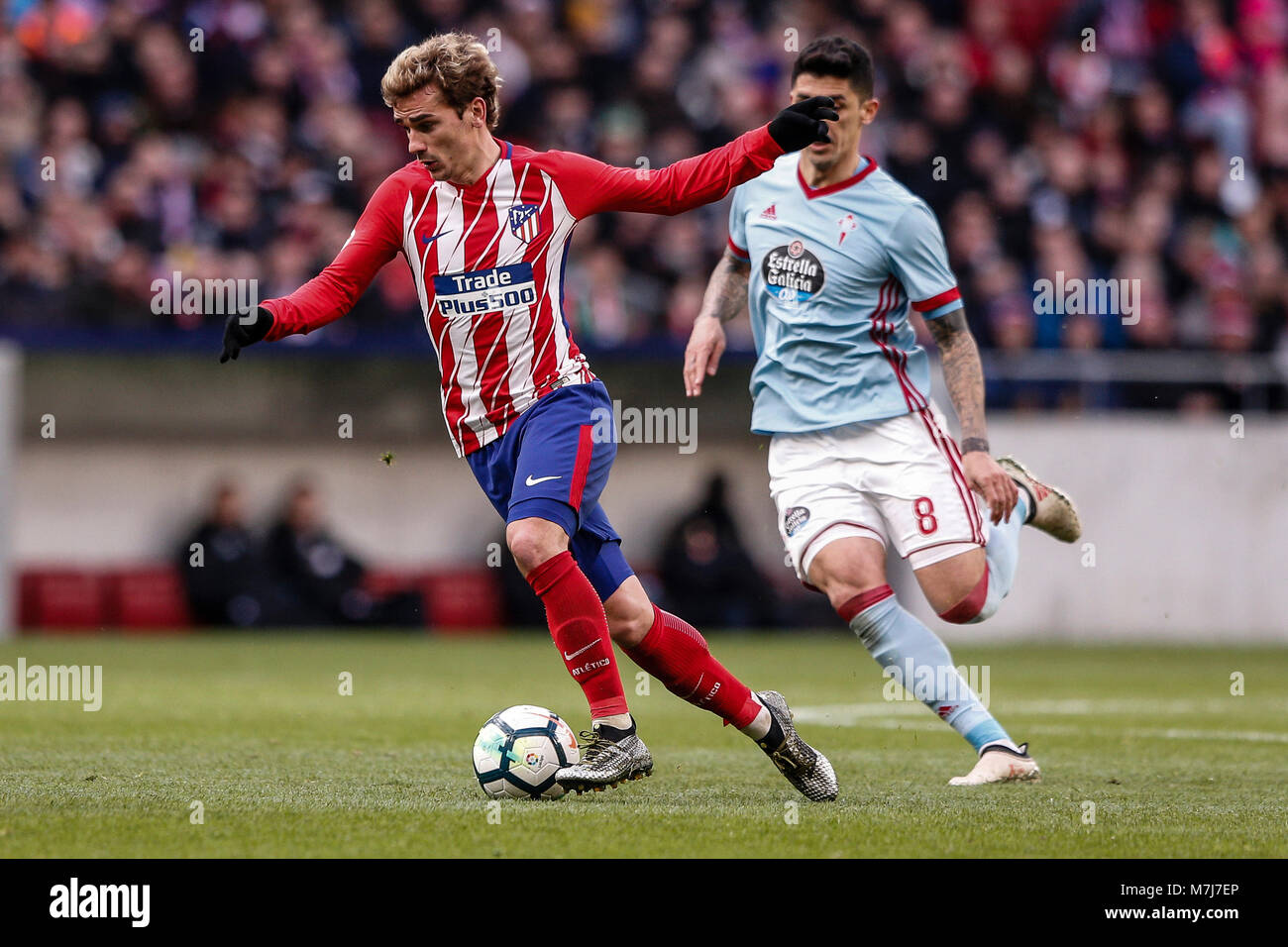Antonie Griezmann (Atletico de Madrid) trascina in avanti sulla sfera Lucas Boye (Celta de Vigo), La Liga match tra Atlético de Madrid vs Celta de Vigo a Wanda Metropolitano stadium in Madrid, Spagna, 11 marzo 2018. Credito: Gtres Información más Comuniación on line, S.L./Alamy Live News Foto Stock Antonie Griezmann (Atletico de Madrid) trascina in avanti sulla sfera Lucas Boye (Celta de Vigo), La Liga match tra Atlético de Madrid vs Celta de Vigo a Wanda Metropolitano stadium in Madrid, Spagna, 11 marzo 2018. Credito: Gtres Información más Comuniación on line, S.L./Alamy Live News Foto Stock