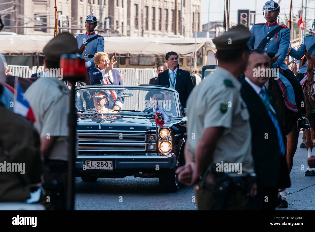 Valparaiso, in Cile. 11 Marzo 2018: Presidente Michelle Bachelet arriva al Congresso Nazionale nel tradizionale Ford Galaxy per la modifica del comando del nuovo governo di Sebastian Pinera Credito: Luis Sandoval Mandujano/Alamy Live News Foto Stock