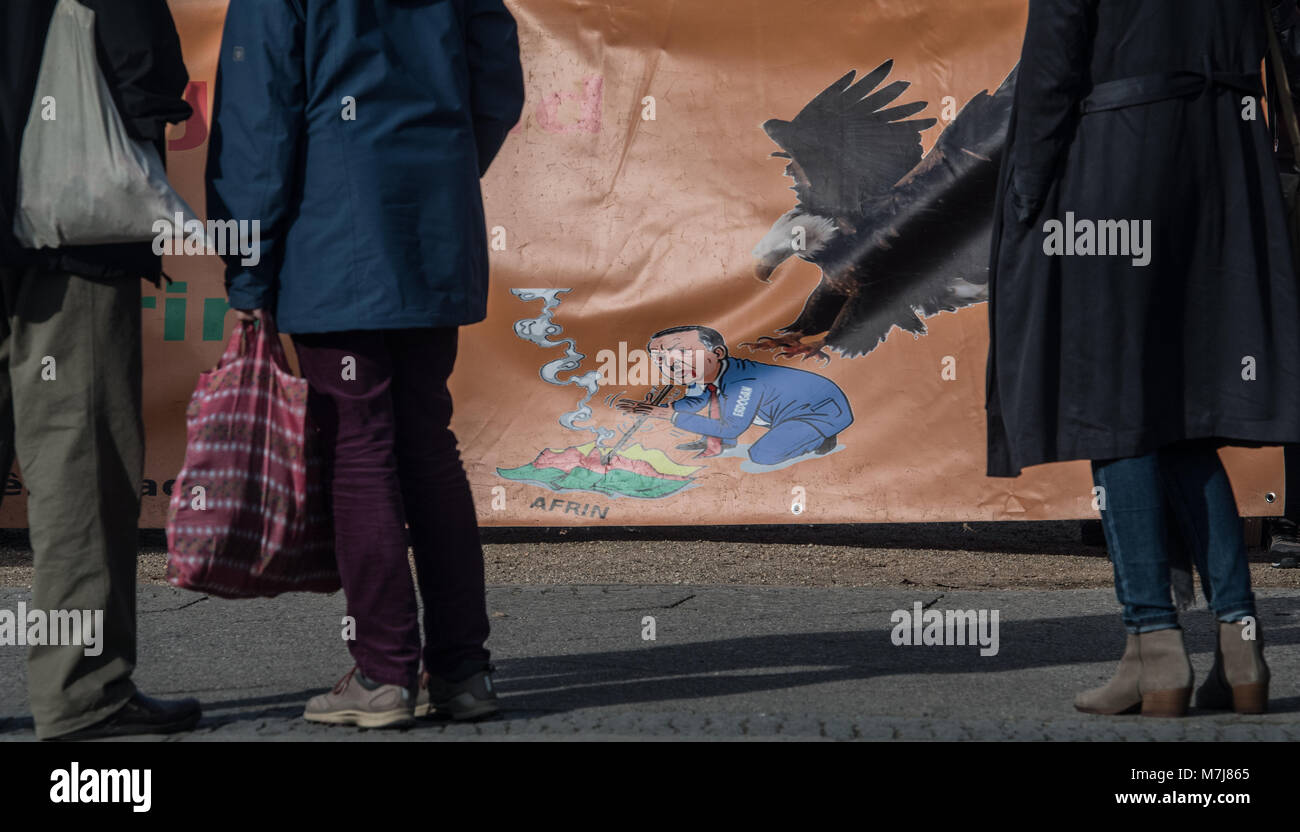11 marzo 2018, Germania Berlino: i partecipanti di una dimostrazione contro la Turkush operazione militare nella città siriana Afrin, che è prevalentemente abitati dai curdi, portano un banner che ritrae il Presidente turco Erdogan e un aquila calva, gli USA animale araldico. Foto: Paolo Zinken/dpa Foto Stock