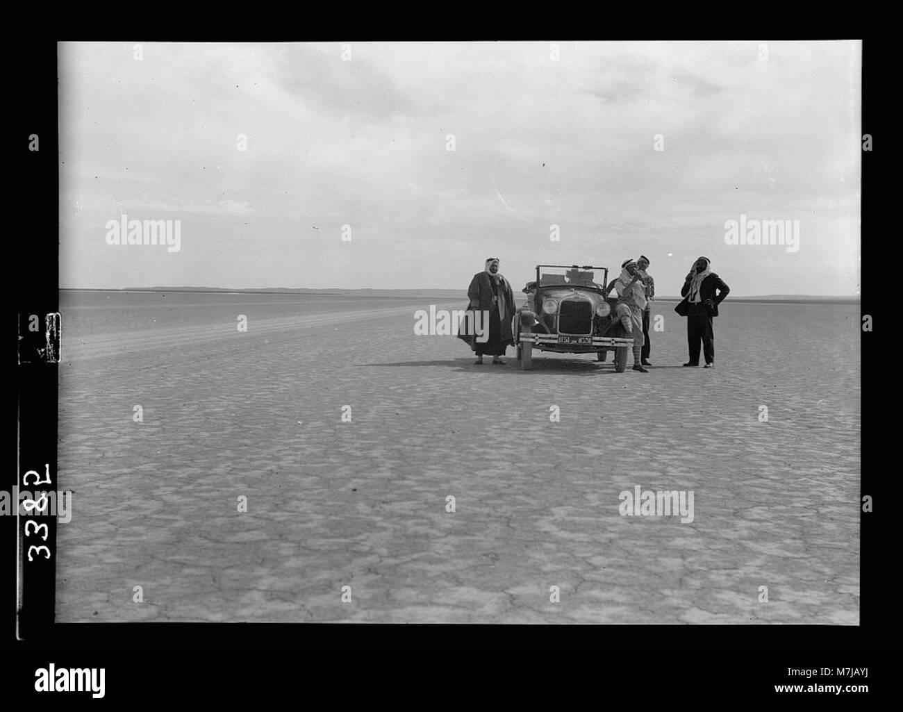 L'immagine raffigura il vasto paesaggio desertico di El-Azrak e Wadi Sirhan nel deserto arabo, con rifugiati politici drusi che viaggiano attraverso questa remota regione lungo il tragitto da Amman a El-Azrak. Foto Stock