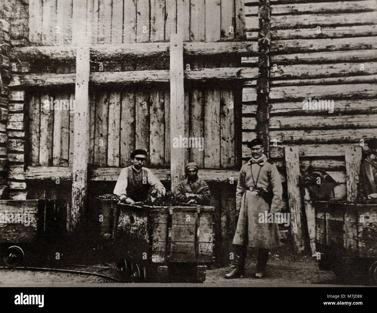 Tschechow, Anton - Drei Menschen in der Maschinerie des Strafvollzugs - der freie Arbeiter, der Sträfling und der Wächter (Zeno fotografie) Foto Stock
