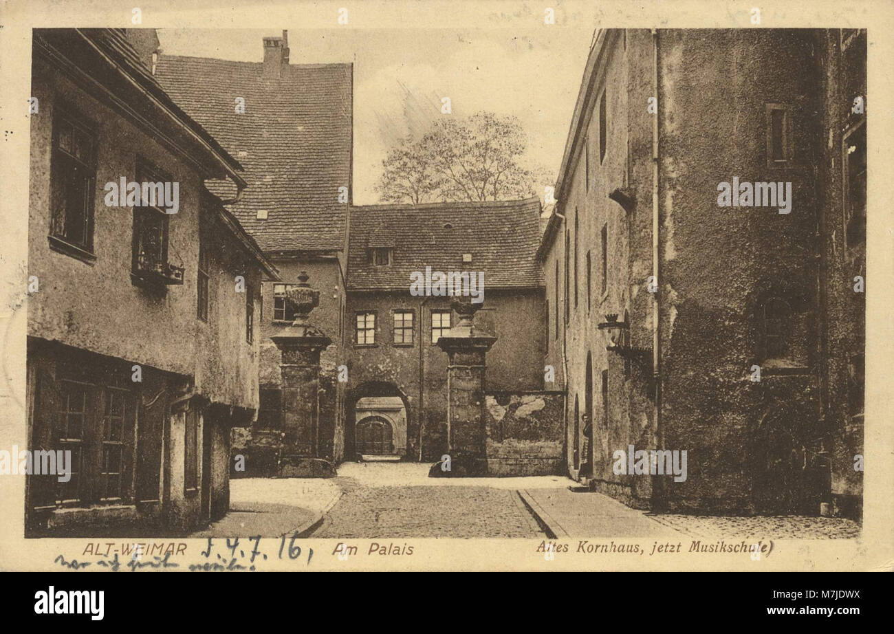 Una fotografia di Weimar, Thüringen, che mostra il Palais e Altes Kornhaus. Questi punti di riferimento evidenziano l'architettura storica e il patrimonio culturale della regione in Germania. Foto Stock