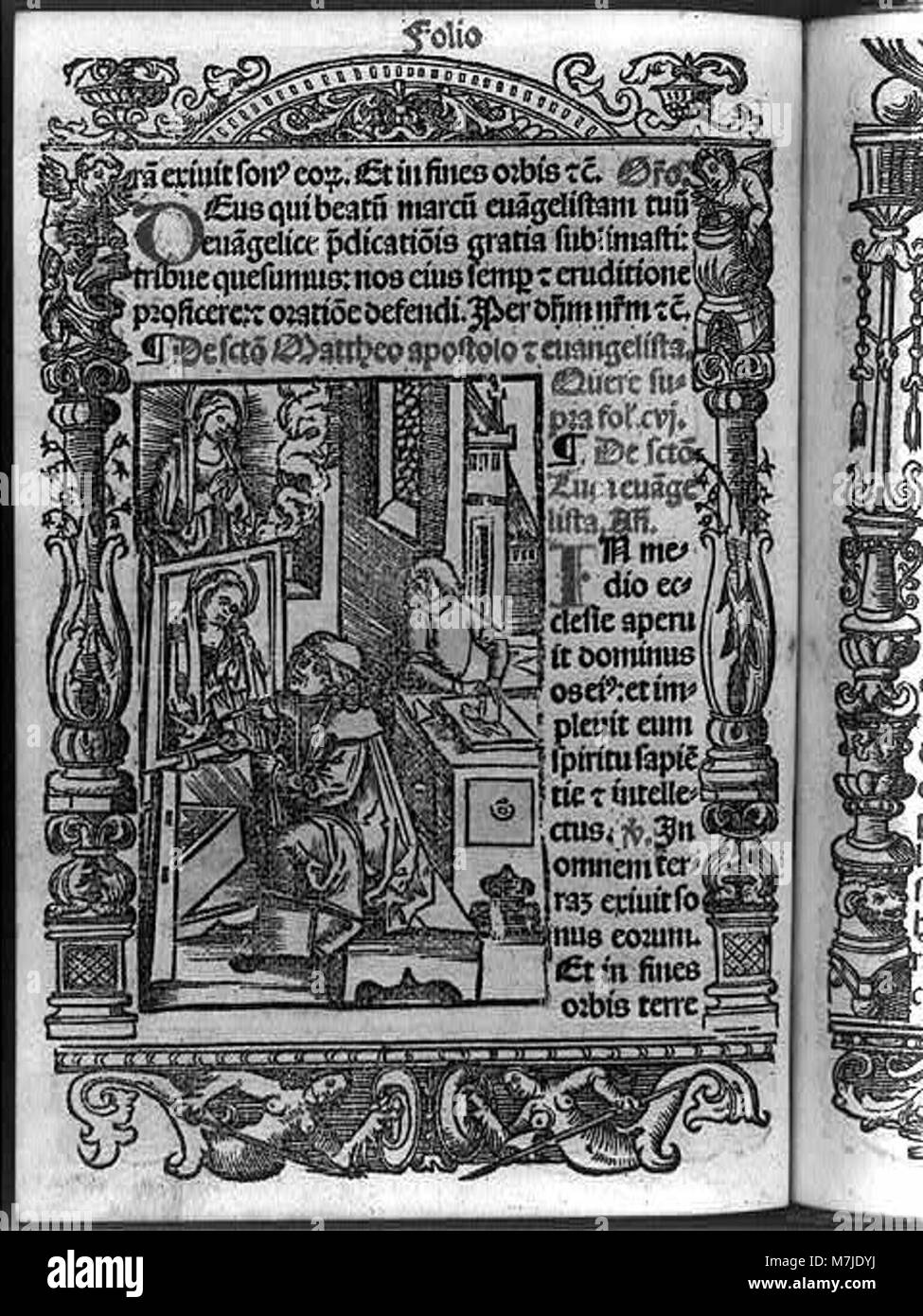Un'illustrazione a pagina intera che mostra un uomo che dipinge una Madonna, mentre un altro crea un'incisione. Questa opera d'arte cattura le tecniche artistiche classiche utilizzate all'inizio del XX secolo, con un focus su temi religiosi e artigianato nell'arte. Foto Stock Un'illustrazione a pagina intera che mostra un uomo che dipinge una Madonna, mentre un altro crea un'incisione. Questa opera d'arte cattura le tecniche artistiche classiche utilizzate all'inizio del XX secolo, con un focus su temi religiosi e artigianato nell'arte. Foto Stock