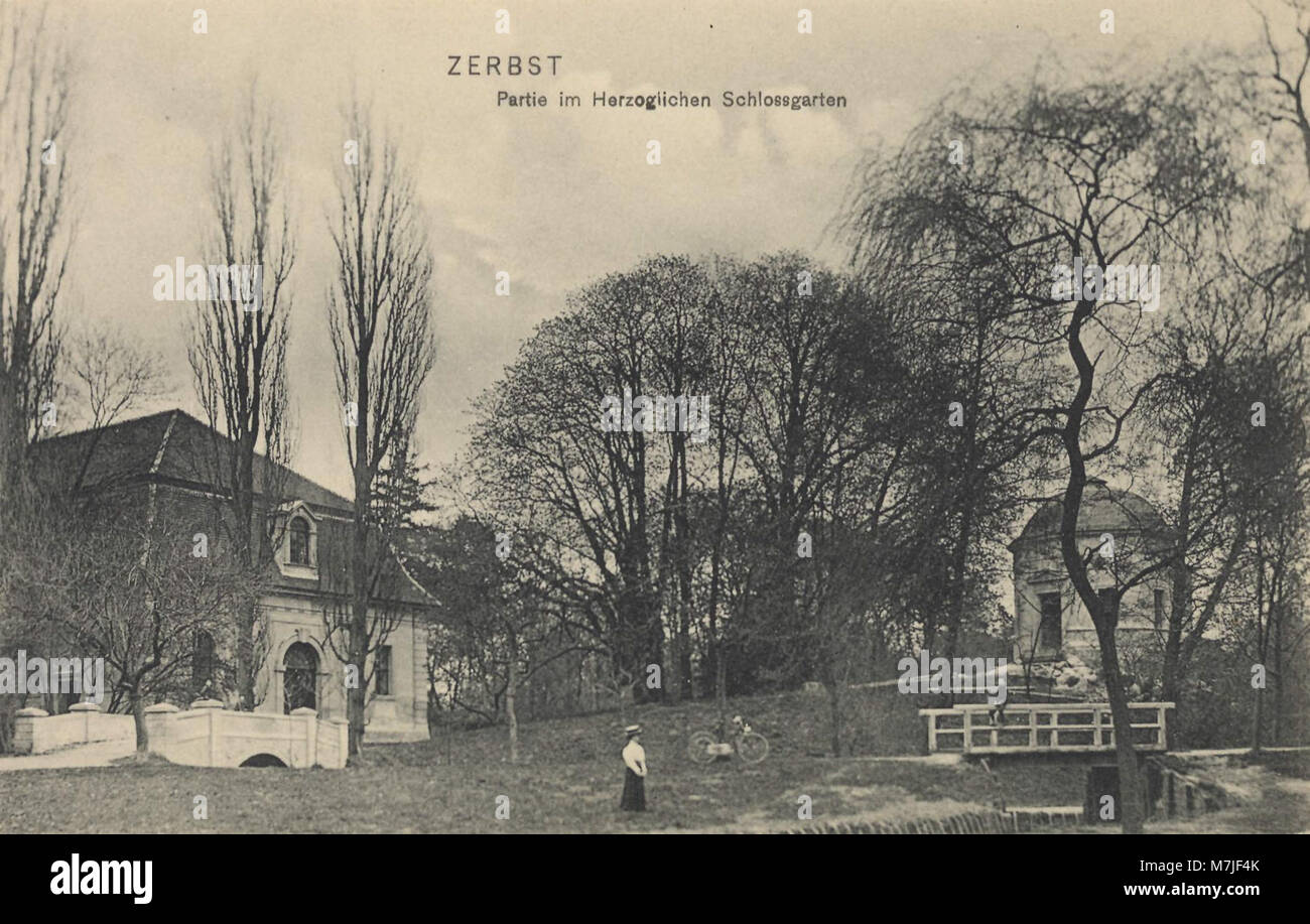 Una cartolina d'epoca di Zerbst, Sachsen-Anhalt, che mostra il giardino del palazzo Herzog, che riflette il significato storico e architettonico del sito. Foto Stock