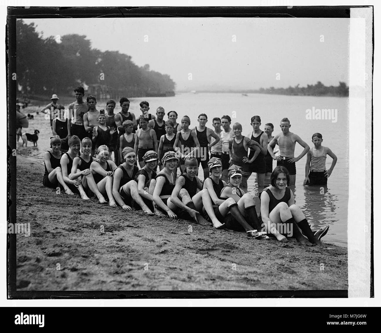 L'immagine mostra una scena ad Arlington Bathing Beach, datata 16 giugno 1923. La foto cattura le persone che si godono una giornata estiva in riva all'acqua, riflettendo le attività di svago dei primi anni del XX secolo. Foto Stock