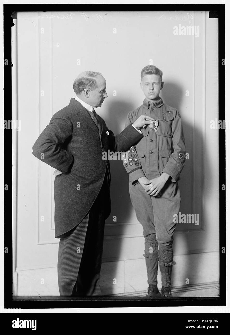 Questa fotografia mostra Arthur P. Moses, una guardia Boy Scout, in servizio. Cattura un momento della tradizione Boy Scout, riflettendo l'impegno dell'organizzazione per il servizio, la leadership e la comunità. Foto Stock
