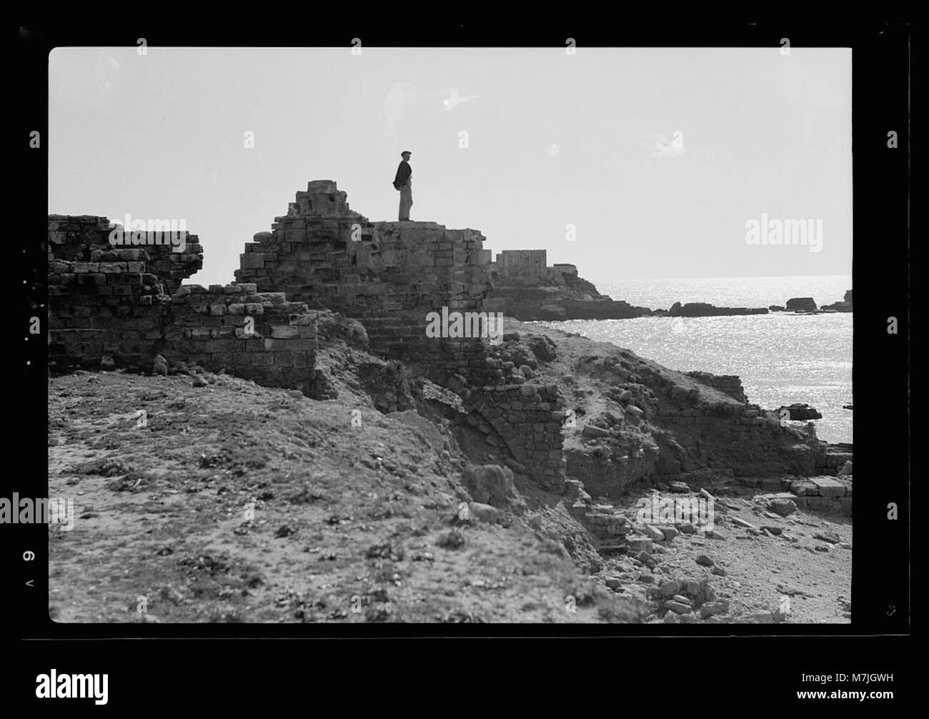 Cesarea è un'antica città situata sulla costa mediterranea di Israele, nota per il suo significato archeologico, tra cui le rovine romane e un porto costruito da Erode il grande. Foto Stock
