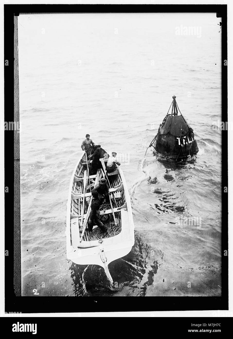 Un cutter della Guardia Costiera degli Stati Uniti che serve una boa, un'operazione chiave che garantisce la sicurezza della navigazione nelle acque, sotto la supervisione del Bureau of the Treasury Department. Foto Stock