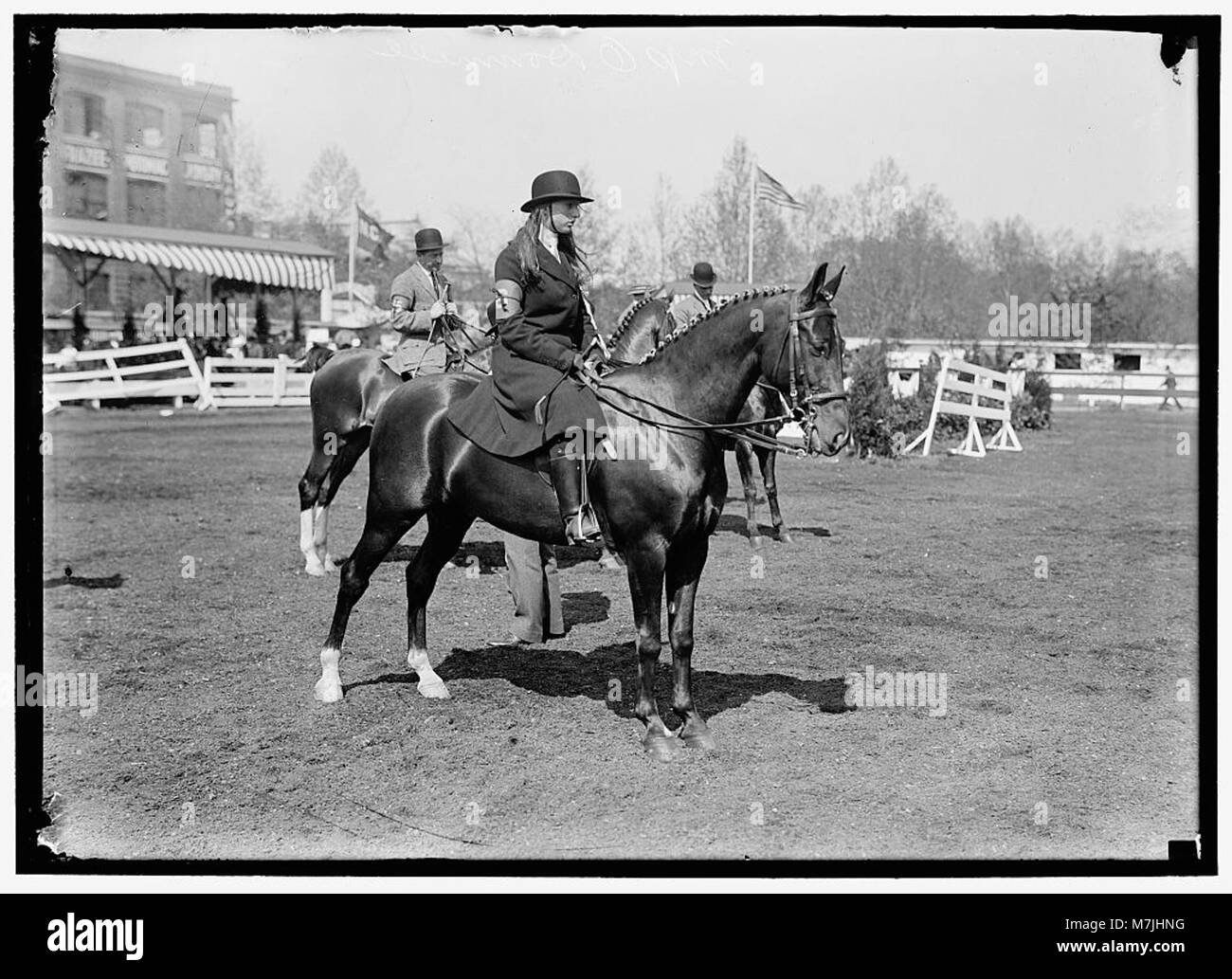 Una fotografia della signora o'Donnell, montata a cavallo, che partecipa ad una mostra ippica. L'immagine mostra la sua abilità e l'importanza degli eventi equestri nella vita sociale all'inizio del XX secolo. Foto Stock