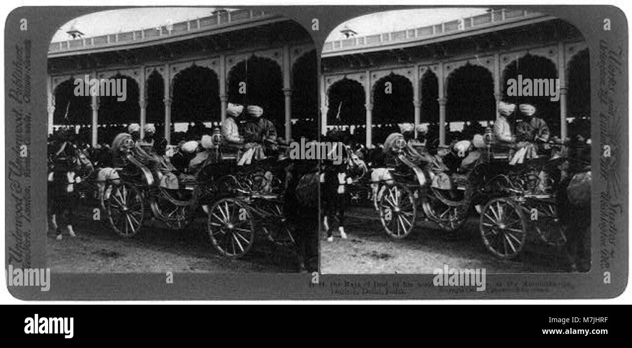 Un Durbar cerimoniale a Delhi, India, con H.H. il Raja di Jind in un solido phaeton d'argento, una tradizionale carrozza trainata da cavalli, presso l'anfiteatro. Questa immagine mette in evidenza gli eventi reali durante l'India britannica. Foto Stock