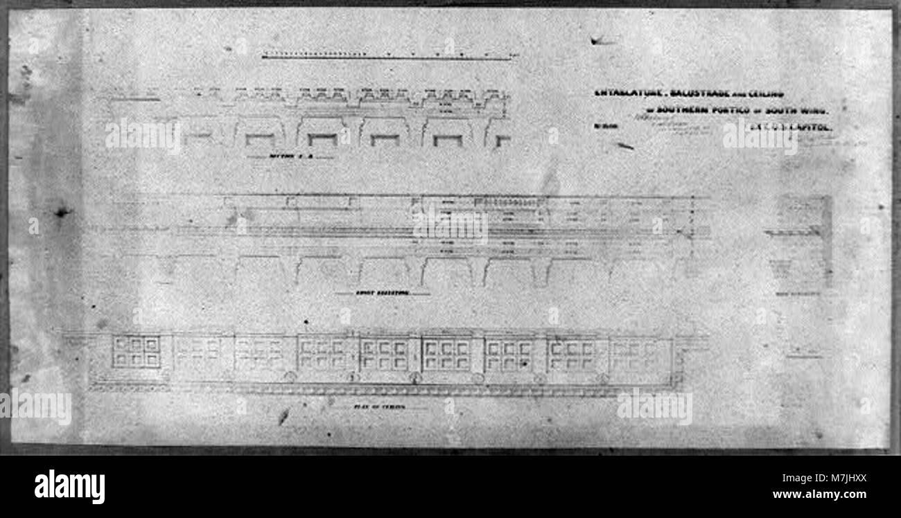 Questo dettaglio architettonico mostra la traballazione, la balaustra e il soffitto del portico meridionale nell'ala sud di un edificio storico, illustrando elementi architettonici classici. Foto Stock Questo dettaglio architettonico mostra la traballazione, la balaustra e il soffitto del portico meridionale nell'ala sud di un edificio storico, illustrando elementi architettonici classici. Foto Stock