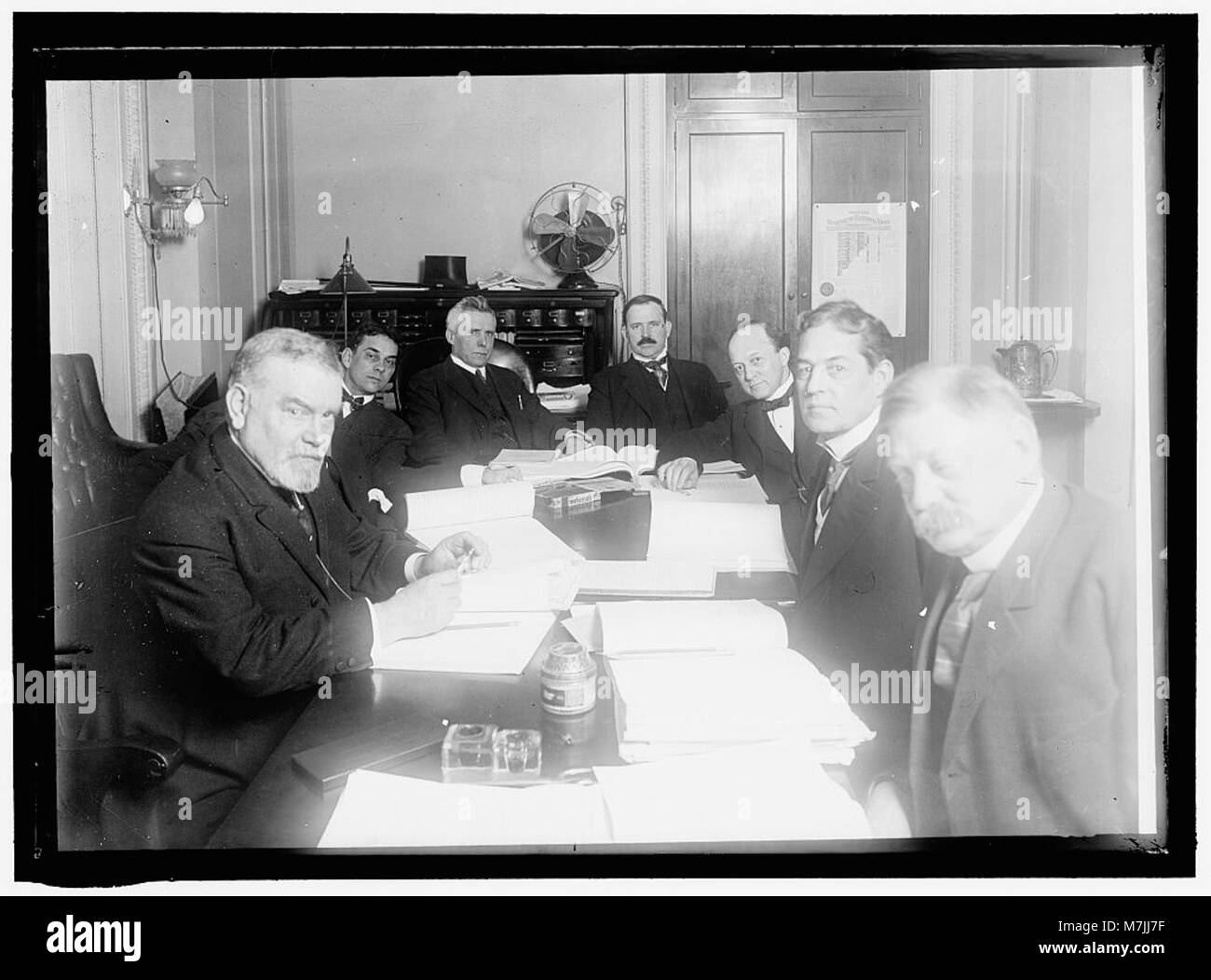 Una riunione del Comitato misto della camera dei rappresentanti degli Stati Uniti d'America su Banking and Currency, con figure di spicco come i senatori o'Gorman e Reed, e i rappresentanti Glass e Korbly. Questa immagine cattura l'impegno politico e il processo legislativo del tempo. Foto Stock Una riunione del Comitato misto della camera dei rappresentanti degli Stati Uniti d'America su Banking and Currency, con figure di spicco come i senatori o'Gorman e Reed, e i rappresentanti Glass e Korbly. Questa immagine cattura l'impegno politico e il processo legislativo del tempo. Foto Stock