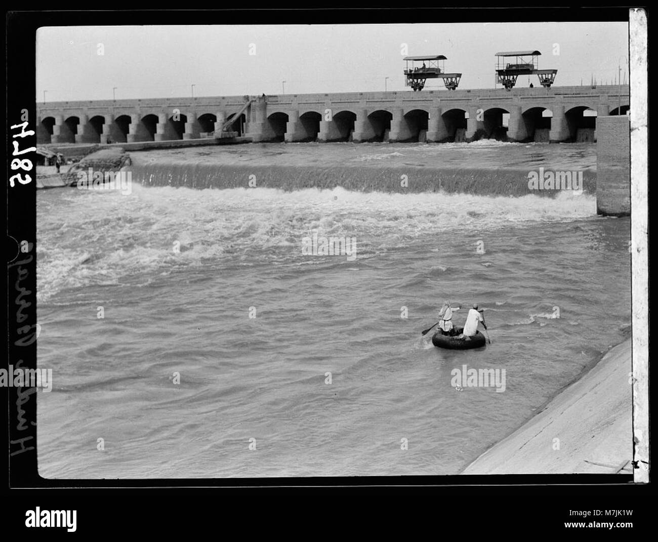 L'Iraq. Hindiyah Barrage. A circa 48 miglia a S.E. di Baghdad. Vista frontale che illustra i ladri di pesci nel loro ghuffa matpc LOC.16185 Foto Stock