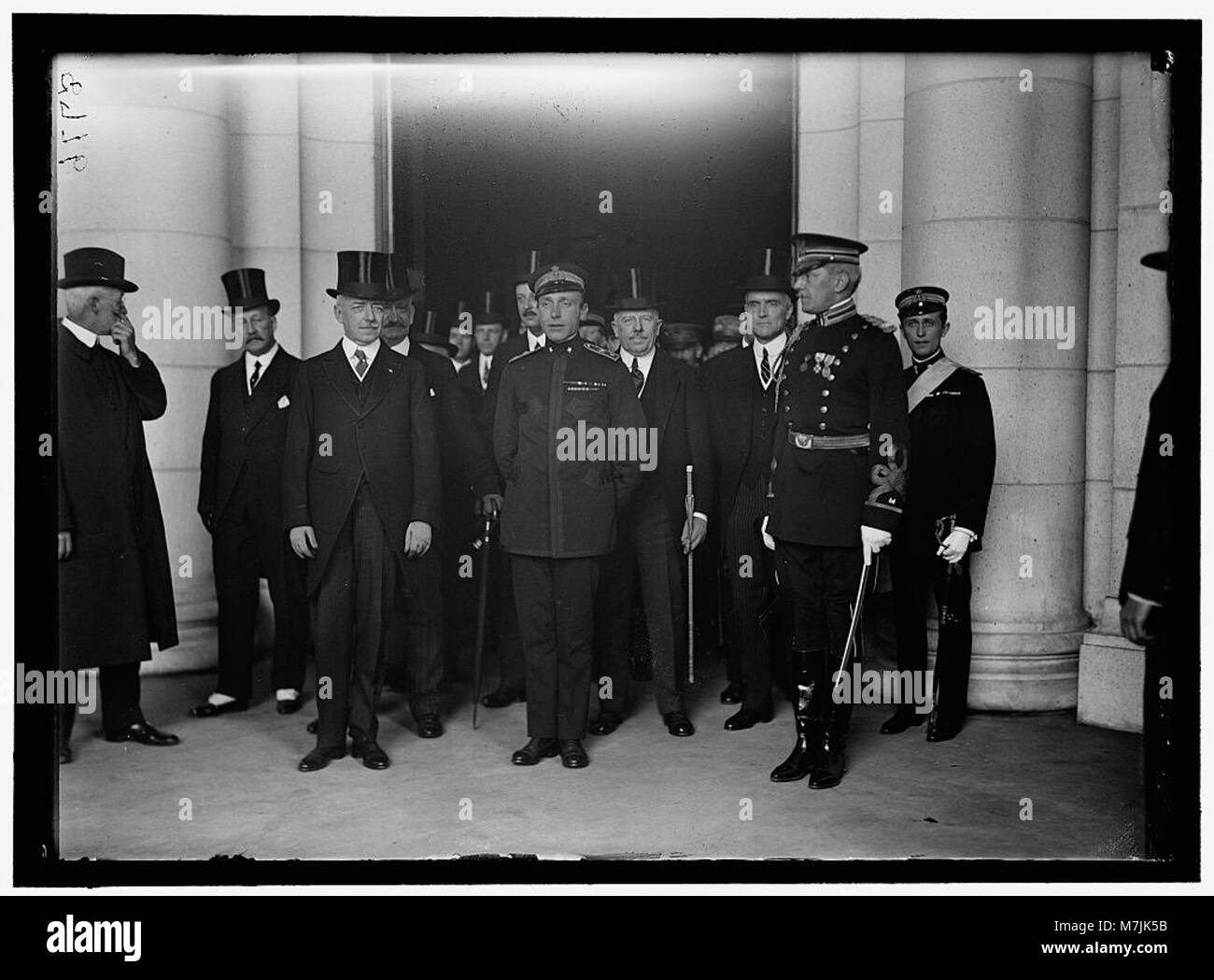 Commissione ITALIANA PER GLI STATI UNITI Al centro- SEC. LANSING E S.A.R. Ferdinando di Savoia, principe di Udine. Conte MACCHI DI CELLEN, Ambasciatore presso U.S. Nella parte posteriore, a sinistra di Lansing. BORSARELLI. LCCN POSTERIORE2016867789 Foto Stock