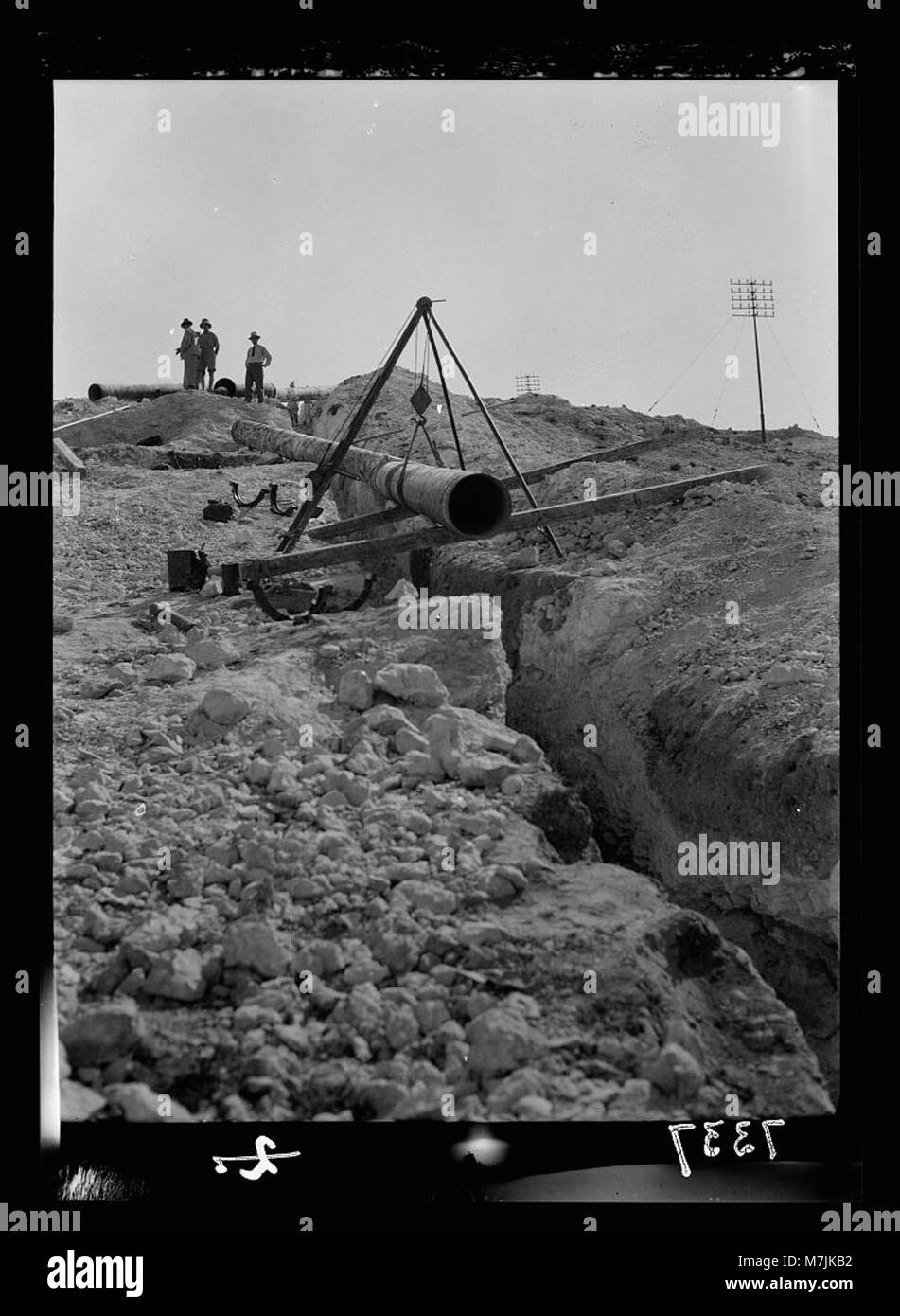 Questa immagine mostra i lavoratori che posano tubi per il Jerusalem Water Works appena fuori dalla città di Gerusalemme, evidenziando lo sviluppo delle infrastrutture nella regione. Foto Stock