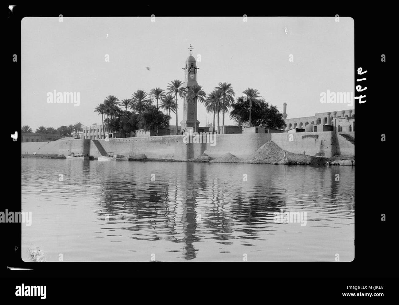 L'Iraq. (Mesopotamia). Baghdad. Scene di fiume sul Tigri. Il tigri. La torre dell orologio sulle rive del fiume. La cittadella è visto in lontananza matpc LOC.16027 Foto Stock