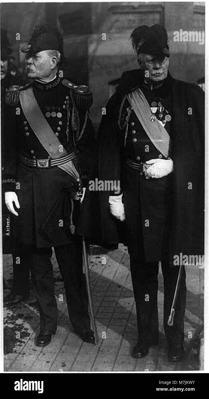 Una fotografia completa dei generali Tasker H. Bliss e Hugh L. Scott, entrambi importanti ufficiali dell'esercito degli Stati Uniti noti per i loro ruoli durante l'inizio del XX secolo. Foto Stock