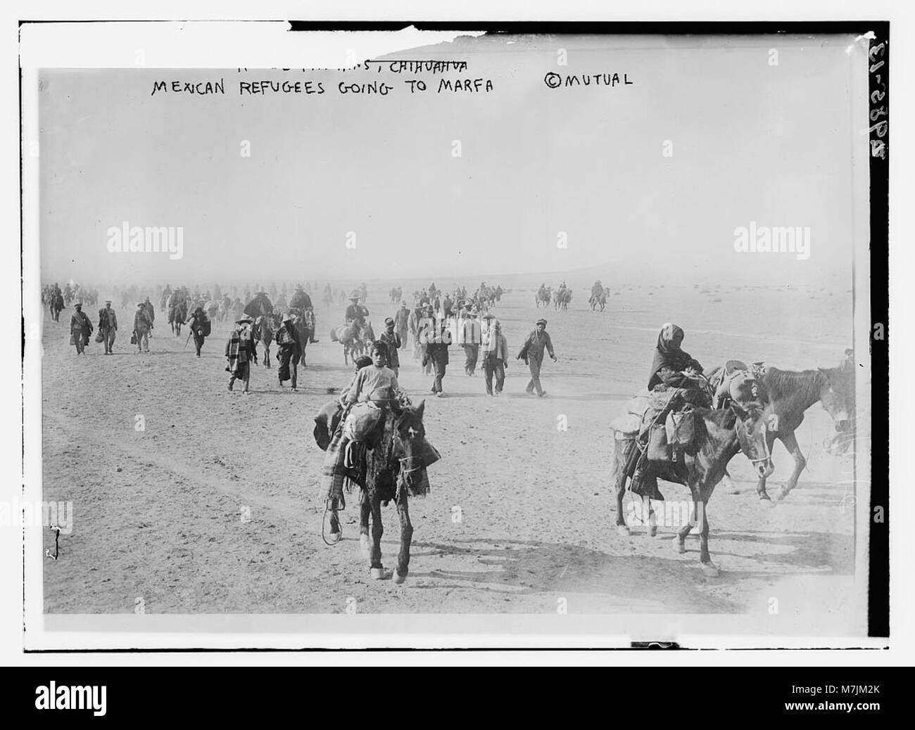 Questa immagine mostra un gruppo di rifugiati messicani che viaggiano a Marfa, Texas, durante un periodo di migrazione. Cattura un momento significativo nella storia dell'immigrazione e del rifugio durante i primi anni del XX secolo. Foto Stock