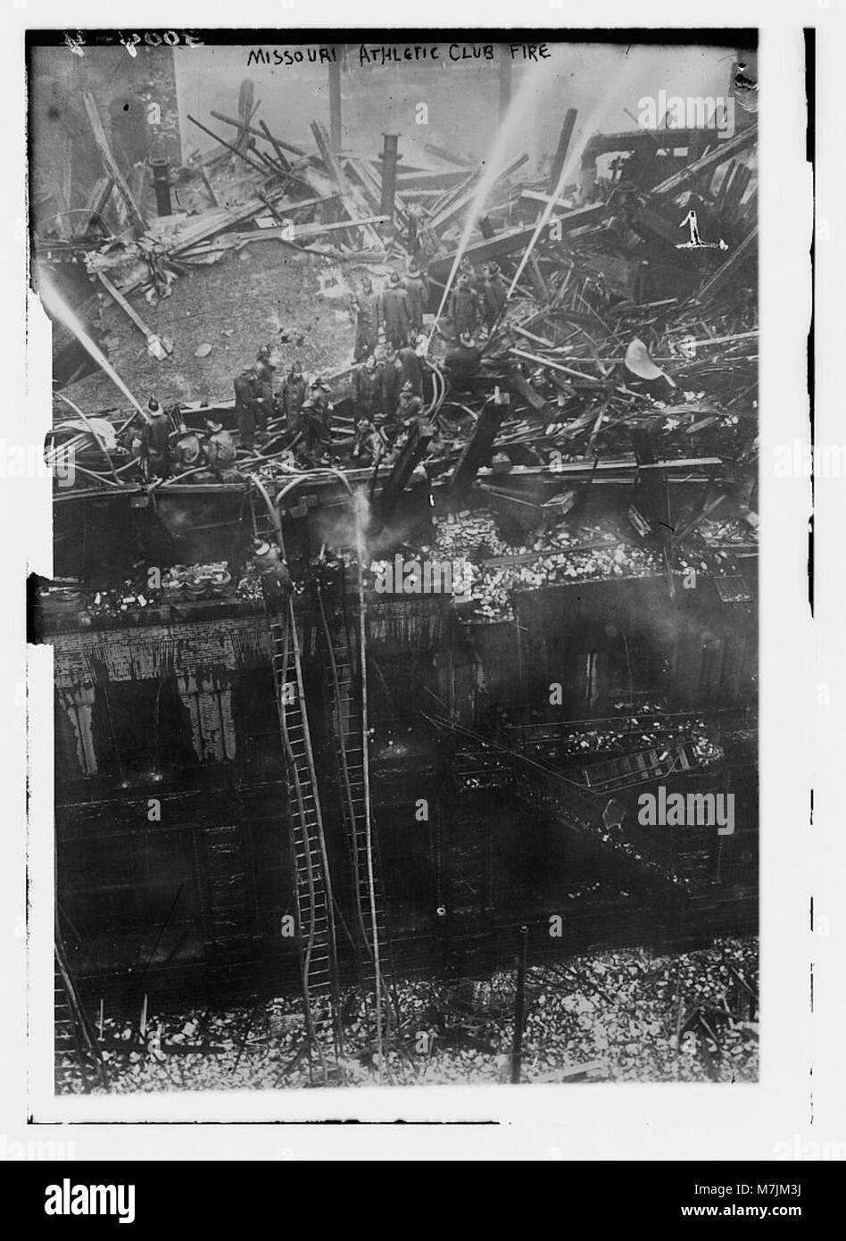 Il Missouri Athletic Club è stato il luogo di un incendio devastante, catturato in questa foto. L'incendio ha causato danni significativi all'edificio storico, evidenziando i rischi per le strutture di riferimento. Foto Stock Il Missouri Athletic Club è stato il luogo di un incendio devastante, catturato in questa foto. L'incendio ha causato danni significativi all'edificio storico, evidenziando i rischi per le strutture di riferimento. Foto Stock