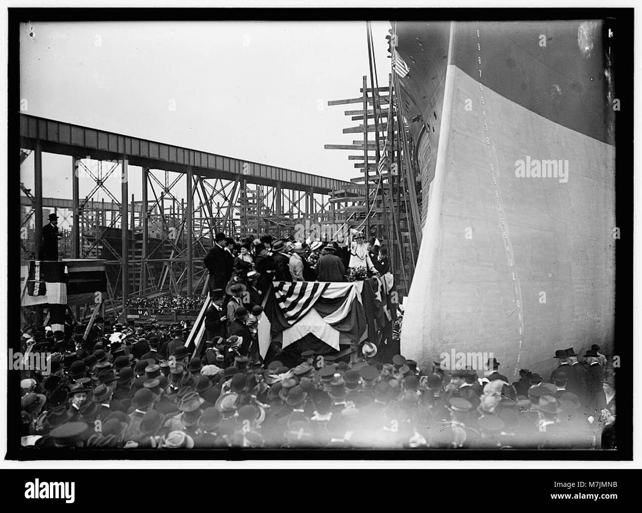 Questa immagine mostra il lancio della USS Pennsylvania a Newport News, Virginia. La fotografia cattura la prua e la cerimonia di battesimo della nave, segnandone l'entrata in servizio. Foto Stock
