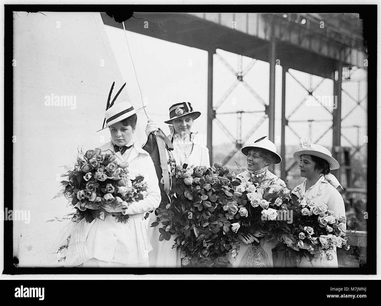 Una fotografia che documenta il lancio della USS Pennsylvania a Newport News, Virginia, con Miss E. Kolb e le sue cameriere presenti all'evento. Questo segna un momento chiave nella storia navale. Foto Stock