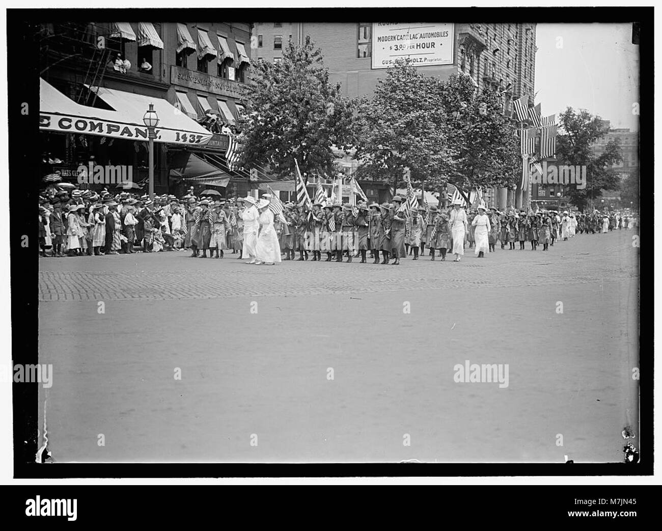 Parata di preparazione delle Girl Scouts, dimostrando il ruolo dell'organizzazione nella promozione del servizio e della disponibilità alla comunità. Questo evento mette in evidenza la dedizione dei giovani nel contribuire alle cause sociali. Foto Stock