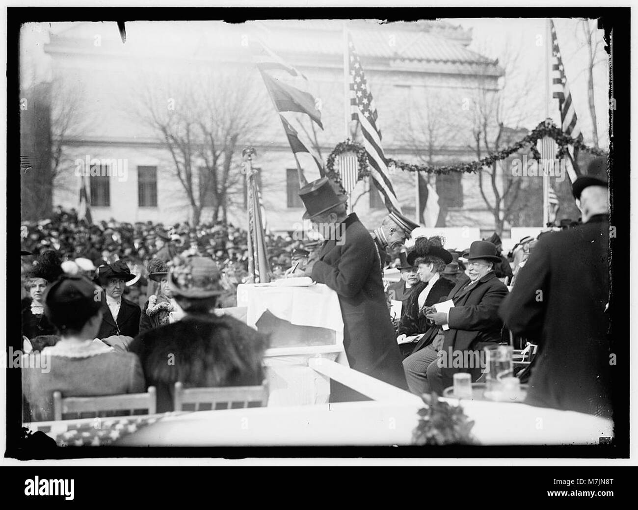 La cerimonia di posa della pietra angolare per l'edificio della Croce Rossa americana, con il presidente Wilson e l'ex presidente Taft che officiano, segnando un momento significativo nella storia dell'organizzazione. Foto Stock