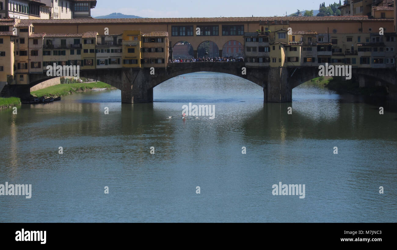 Skulling sotto il Ponte Vecchio sull'Arno, Firenze, Italia Foto Stock