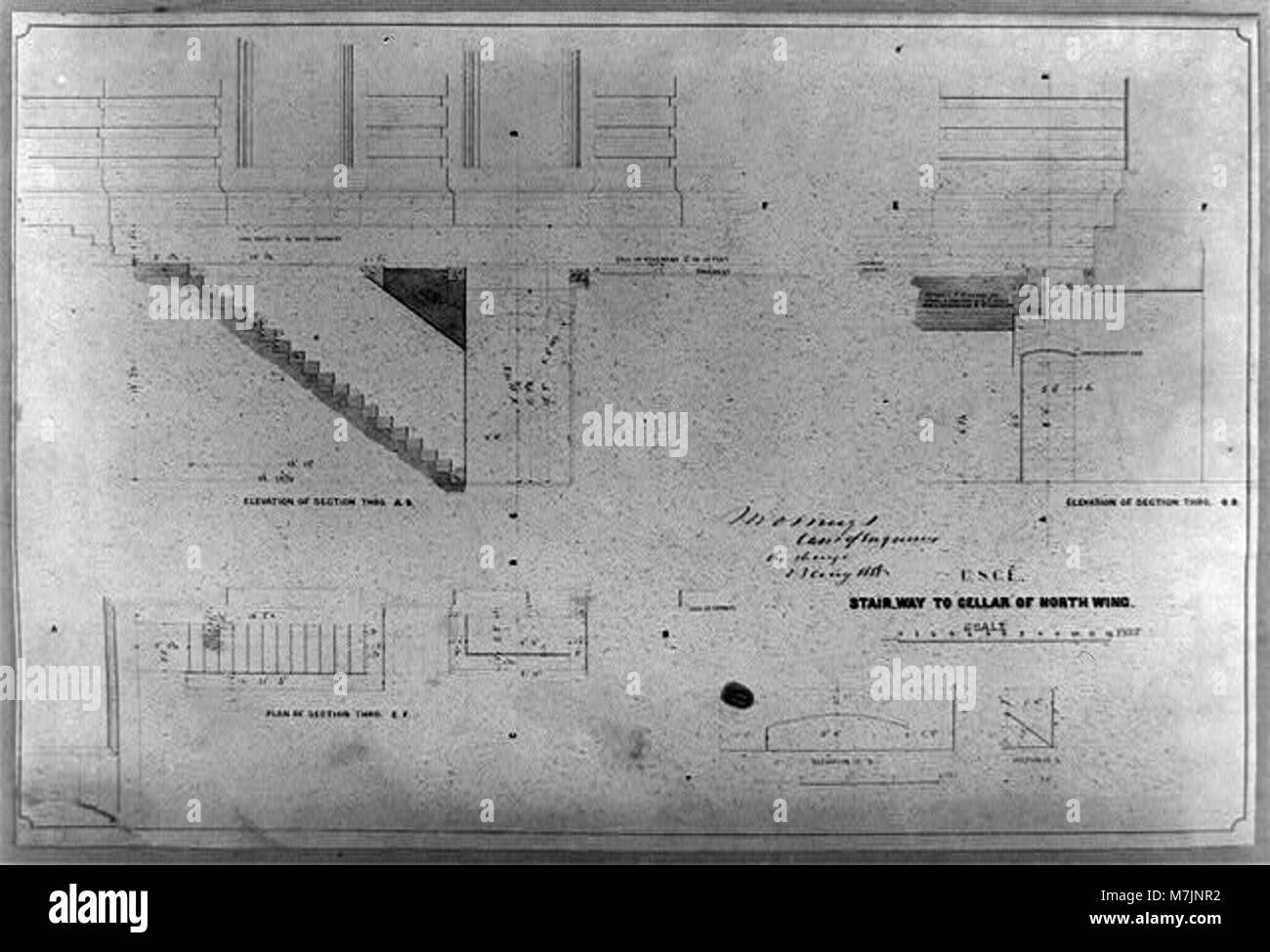 La fotografia raffigura la scala che conduce alla cantina dell'ala nord di un edificio, forse mostrando un dettaglio architettonico o storico degli interni. Foto Stock La fotografia raffigura la scala che conduce alla cantina dell'ala nord di un edificio, forse mostrando un dettaglio architettonico o storico degli interni. Foto Stock