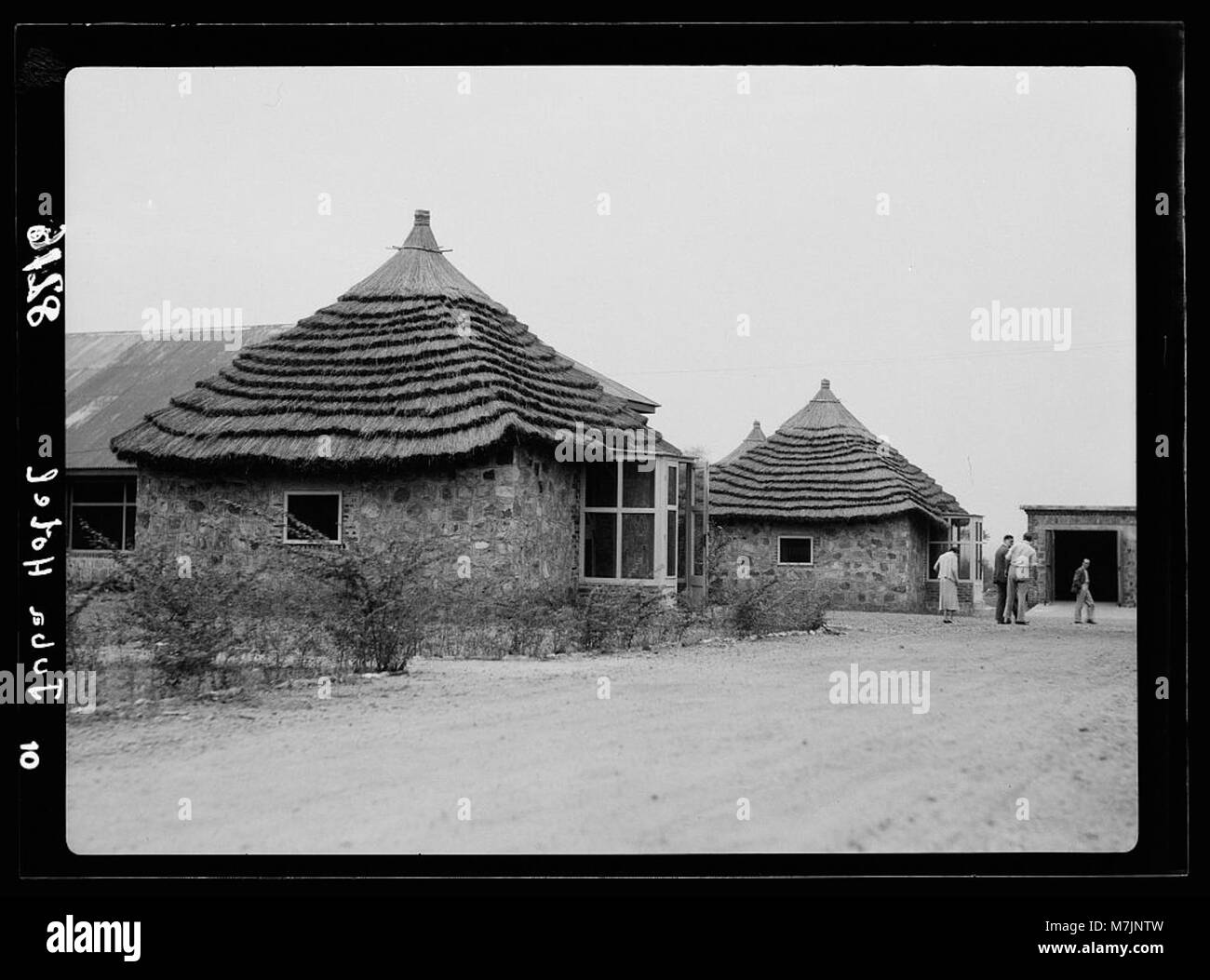 Questa fotografia cattura gli annessi hotel dal tetto di paglia lungo la strada che collega Juba al confine meridionale del Sudan, riflettendo le infrastrutture rurali e gli stili di costruzione della regione. Foto Stock