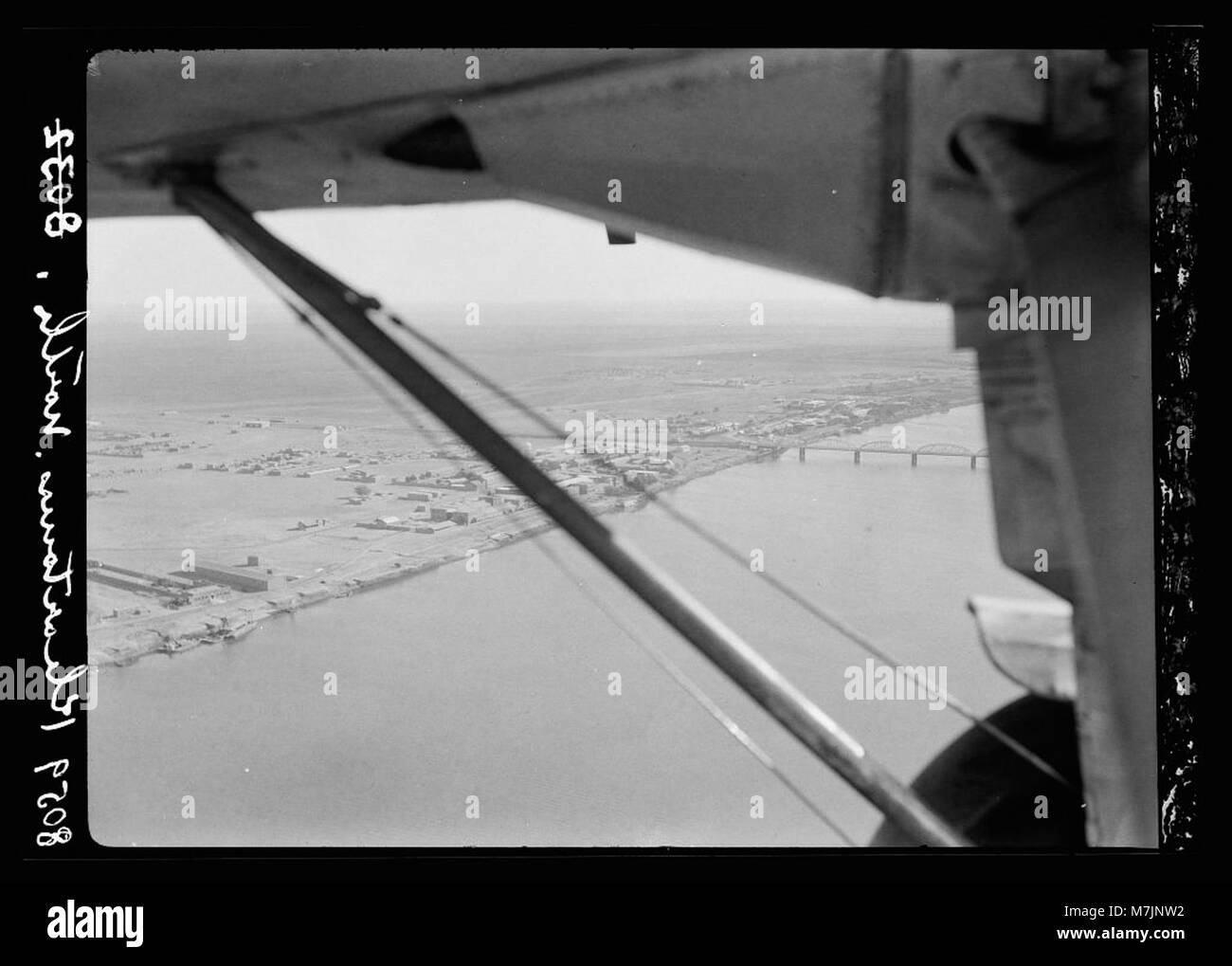 Una fotografia aerea di Khartoum, Sudan, che mostra Khartoum Nord e il ponte sul Nilo. L'immagine cattura un paesaggio urbano significativo con il fiume e le infrastrutture chiaramente visibili. Foto Stock