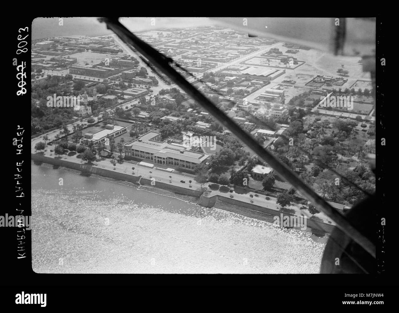 Una fotografia aerea di Khartoum, Sudan, che mostra il Palace Hotel lungo il fiume. L'immagine mette in evidenza il paesaggio e le caratteristiche architettoniche della città, riflettendo il suo sviluppo urbano. Foto Stock