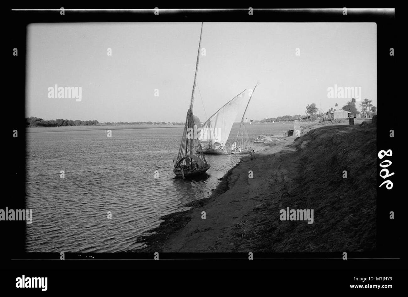 Una vista panoramica di Khartoum, Sudan, con il fiume Nilo Azzurro che scorre lungo le sue coste, evidenziando la bellezza naturale della regione e il significato del fiume nella geografia e nella vita sudanese. Foto Stock
