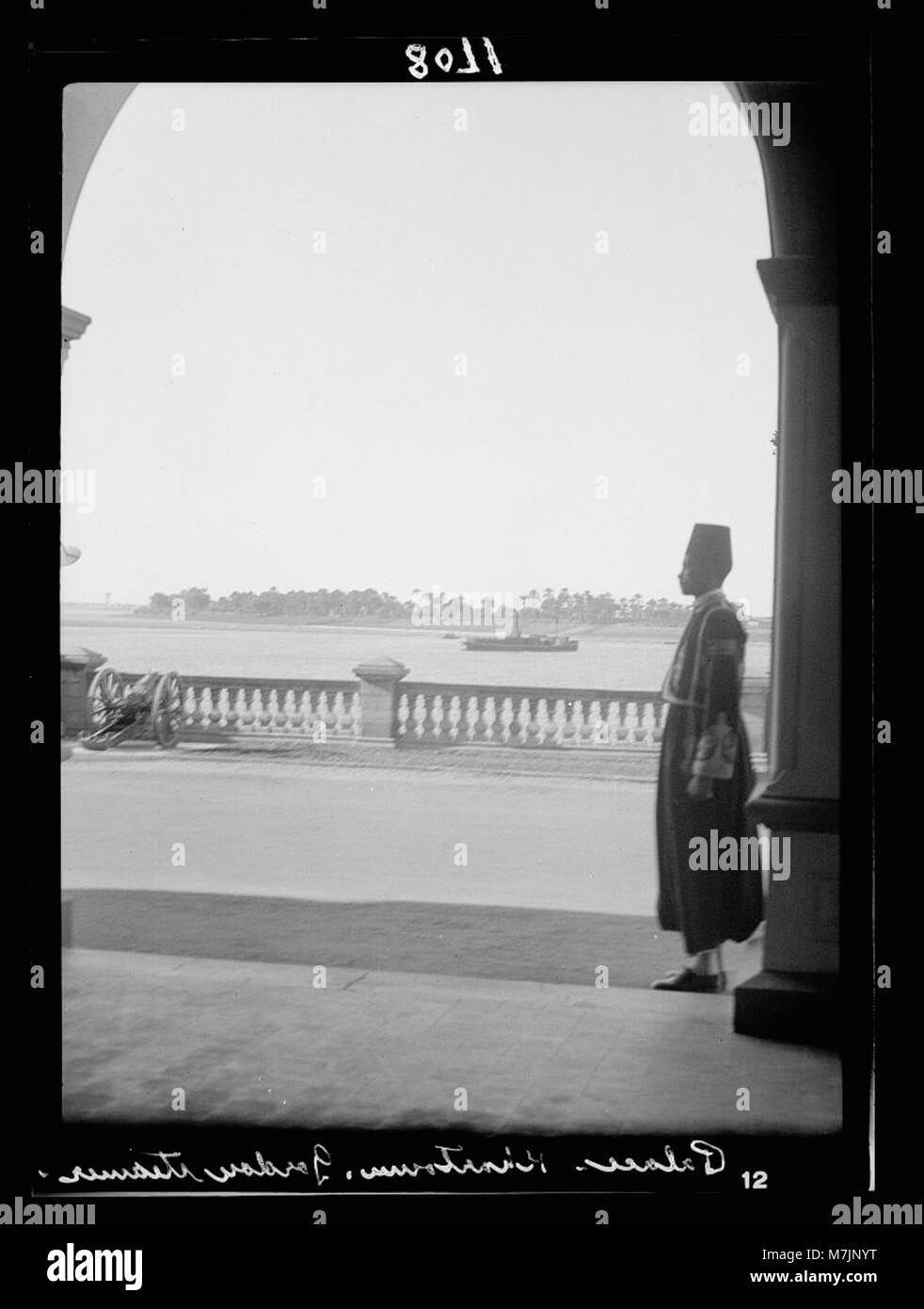 Questa fotografia mostra una vista dall'ingresso di un palazzo a Khartoum, Sudan, che si affaccia sul fiume. Cattura l'architettura del palazzo e il paesaggio naturale circostante della zona. Foto Stock
