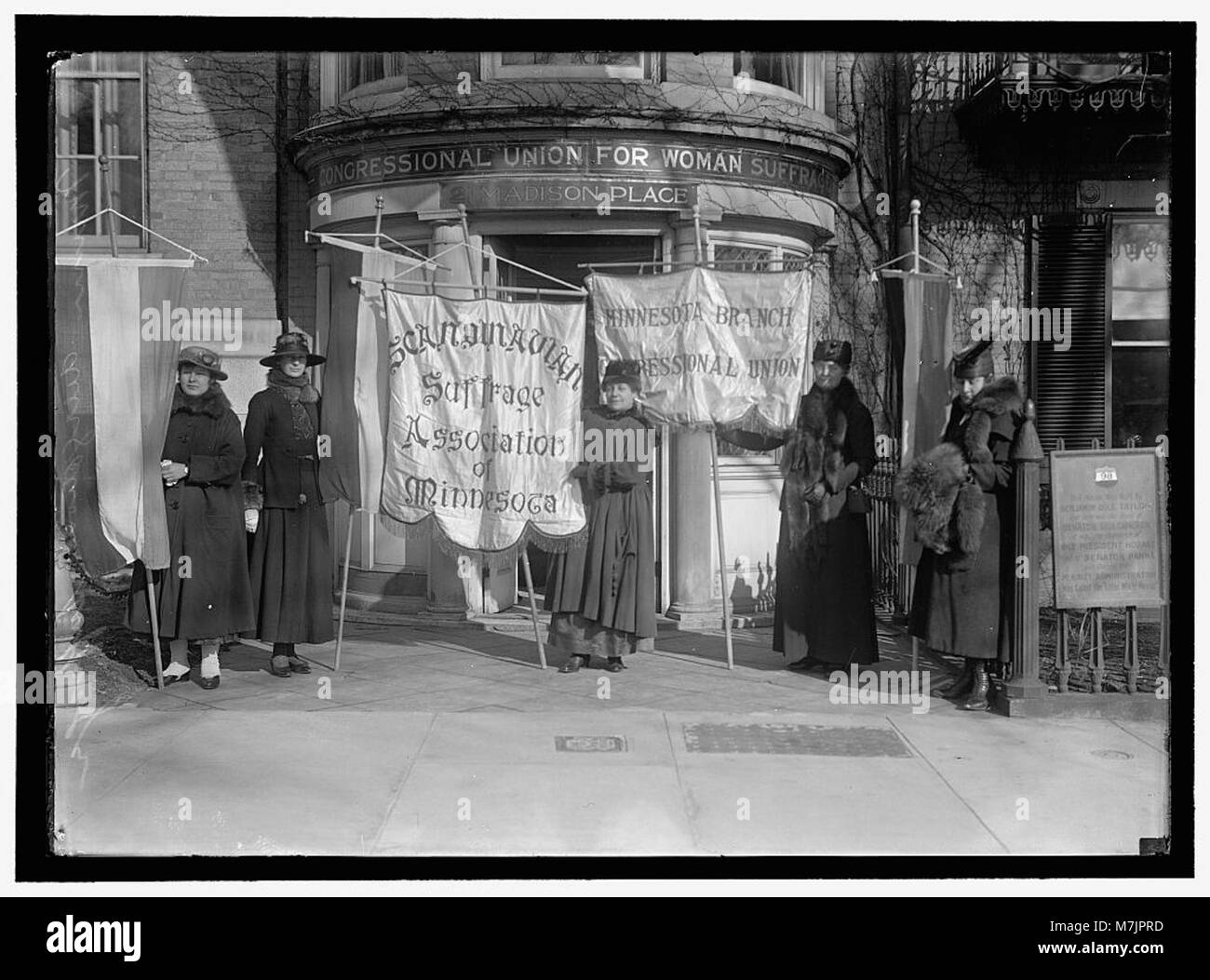 Questa immagine cattura un gruppo di donne coinvolte nel movimento per il suffragio in Minnesota, riunite in una sede per il loro lavoro di difesa. La scena evidenzia il ruolo delle donne nel garantire i diritti di voto durante il movimento per il suffragio negli Stati Uniti. Foto Stock