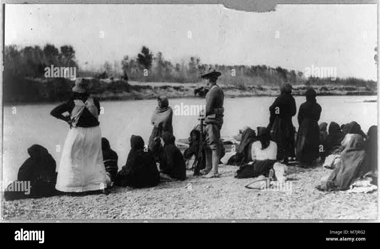 Una fotografia storica di Presidio, Texas, situata al confine tra Stati Uniti e Messico. L'immagine cattura il paesaggio e l'architettura tipici di questa città di confine durante l'inizio del XX secolo. Foto Stock