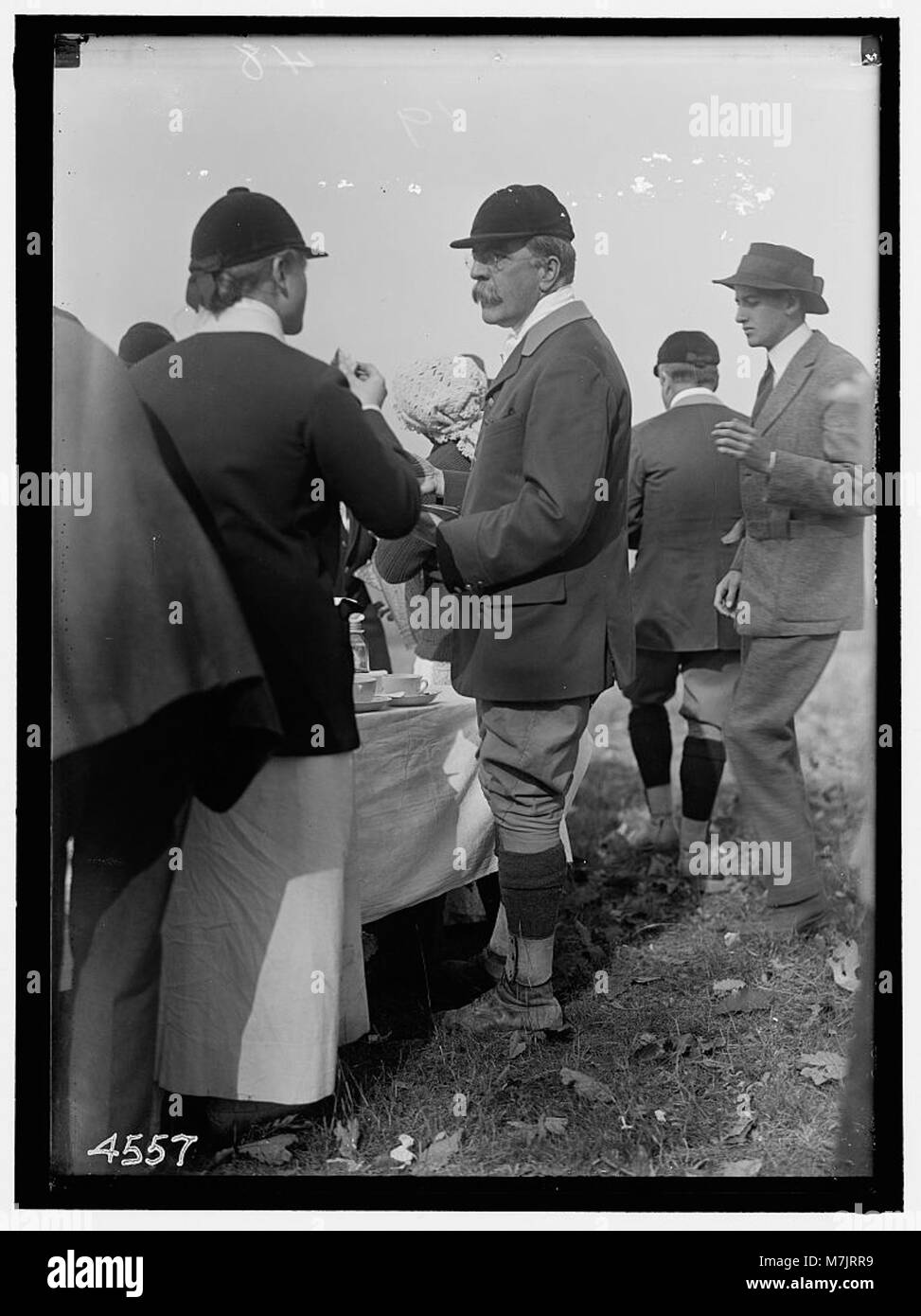 Ramsay Turnbull, un membro di spicco del National Beagle Club of America, è presente in questa fotografia relativa alle attività del club. Foto Stock