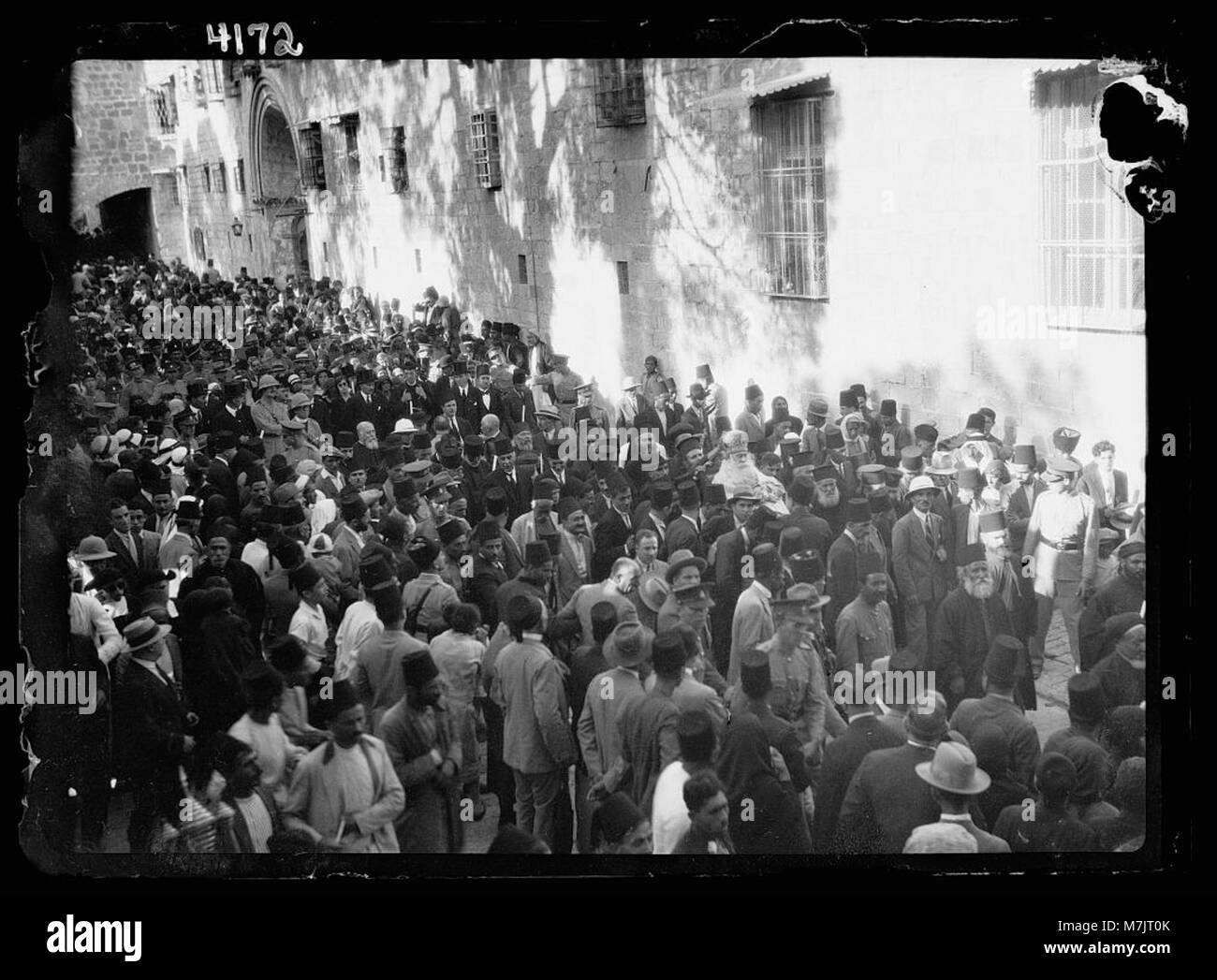 Questo documento delinea eventi e visitatori notevoli dal 1930, con particolare attenzione al funerale del defunto patriarca greco Damainos, che aveva 84 anni. L'evento è catalogato in LOC matpc.15755. Foto Stock